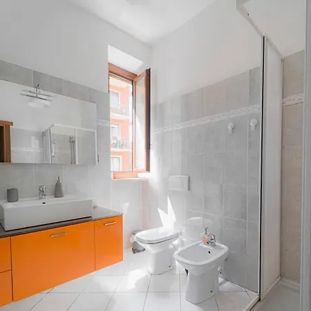 * Comodo Trilocale X6 * 10 Min Dal Centro Storico Apartman *